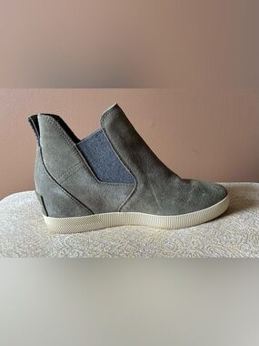 Sorel Slip On Booties, Sz. 9.5, Mossy Green w/ Gray Stretch Insert